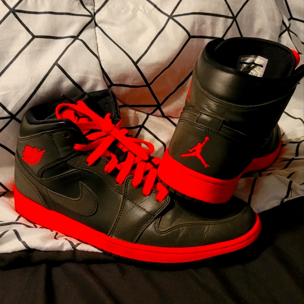 Gently worn !! Jordans Mid 1's
